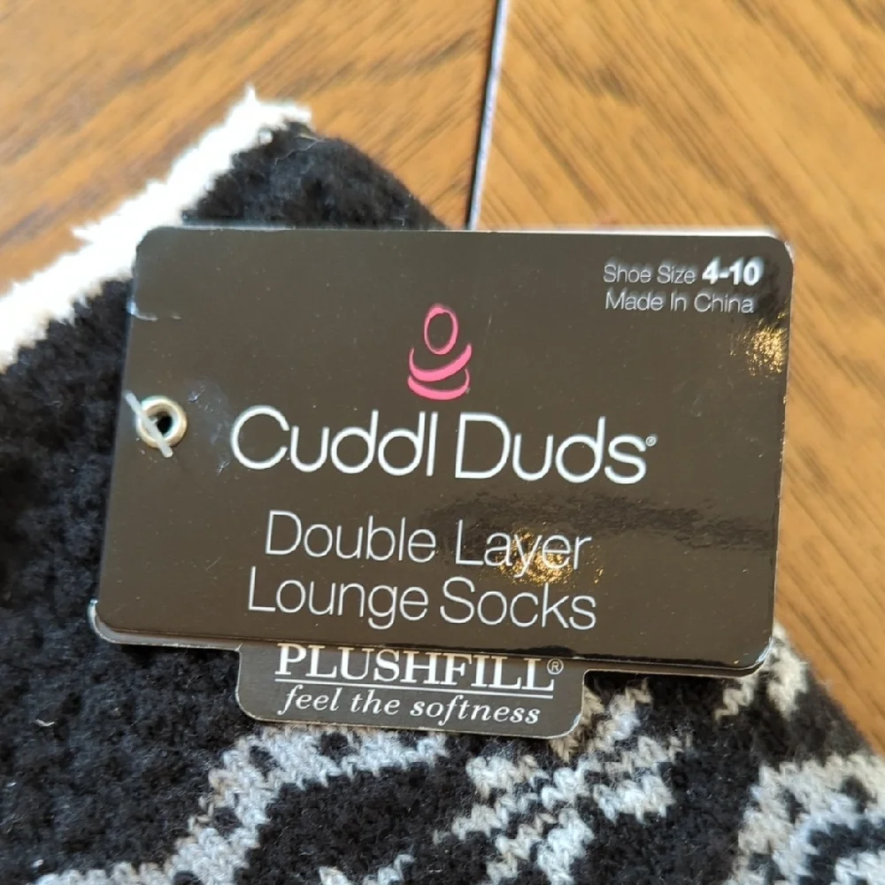 NWT Cuddl Duds Black and White Snowflake Socks With Grips - Picture 2 of 4